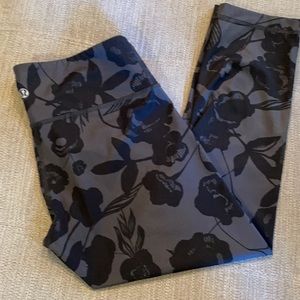 ❤️ $15 Lululemon floral Capri leggings